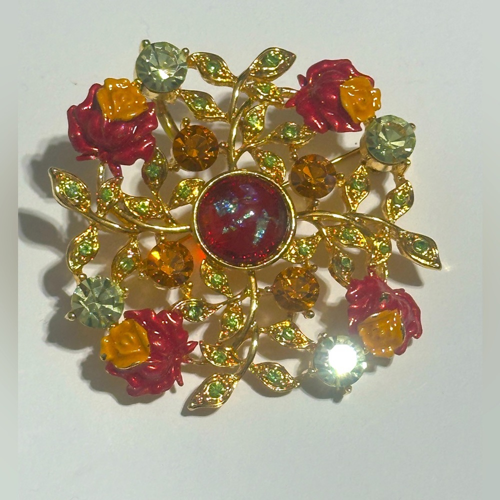 Stunning vintage crystal gold tone floral brooch